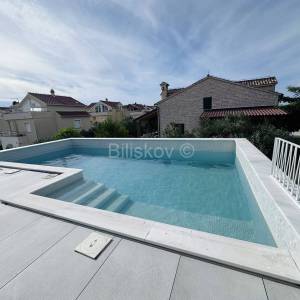 Prodaja, Vodice, novoizgrađen dvojni objekt, 2 etaže, vrt, bazen