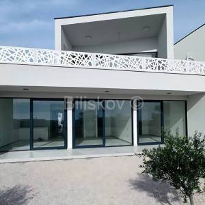 Prodaja, Vodice, novoizgrađen dvojni objekt, 2 etaže, vrt, bazen