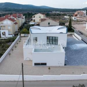 Prodaja, Vodice, novoizgrađen dvojni objekt, 2 etaže, vrt, bazen