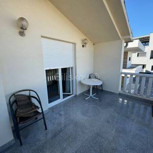 Prodaja, Vodice, prekrasna kuća s velikom okućnicom, garaža