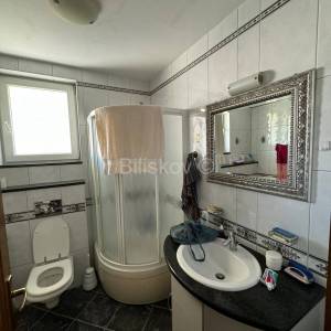 Prodaja, Vodice, prekrasna kuća s velikom okućnicom, garaža