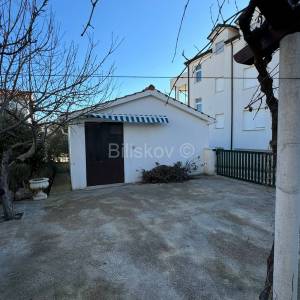 Prodaja, Vodice, prekrasna kuća s velikom okućnicom, garaža