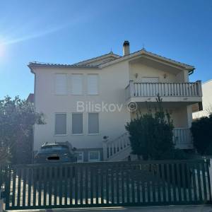 Prodaja, Vodice, prekrasna kuća s velikom okućnicom, garaža