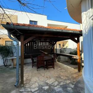 Prodaja, Vodice, prekrasna kuća s velikom okućnicom, garaža