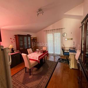 Prodaja, Vodice, prekrasna kuća s velikom okućnicom, garaža