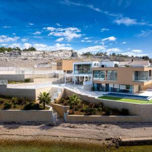 Prodaja, Zadar, luksuzna villa, bazen, prvi red do mora 