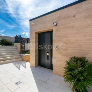 Prodaja, Zadar, luksuzna villa, bazen, prvi red do mora 