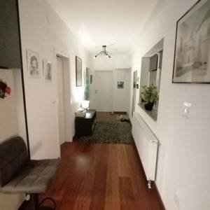 Prodaja: Zagreb-Grmoščica, kuća s tri zasebna stana, dvorište, garaža