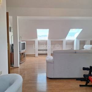 Prodaja, Zagreb, Malešnica, dvoetažan stan 135 m2, lift, javni parking