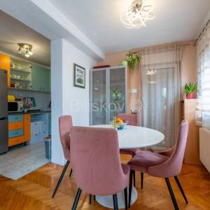 Prodaja, Zagreb, Trnava, samostojeća kuća sa 3 stana, garaža, 4 PM