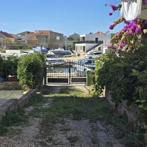 Prodaja,kuća sa velikim dvorištem,Rogoznica