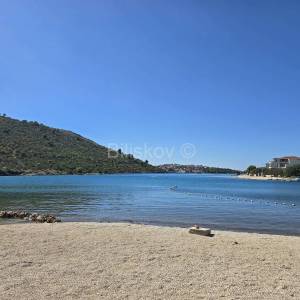 Prodaja,kuća sa velikim dvorištem,Rogoznica