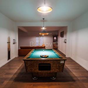 Prodaja,prostrana kuća s pogledom na more