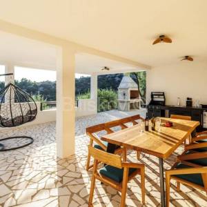 Prodaja,prostrana kuća s pogledom na more