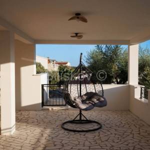 Prodaja,prostrana kuća s pogledom na more