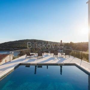 Prodaja,prostrana kuća s pogledom na more