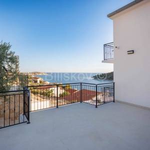 Prodaja,prostrana kuća s pogledom na more