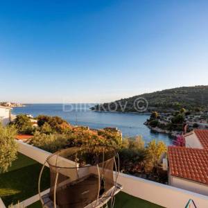 Prodaja,prostrana kuća s pogledom na more