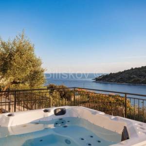 Prodaja,prostrana kuća s pogledom na more