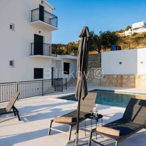 Prodaja,prostrana kuća s pogledom na more