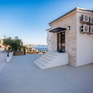 Prodaja,prostrana kuća s pogledom na more