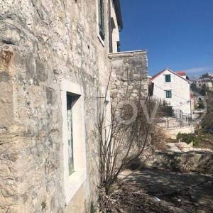 Prodaja,Sumartin,autohtona kamena kuća uz more,na građevinskoj parceli