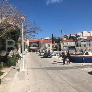 Prodaja,Sumartin,autohtona kamena kuća uz more,na građevinskoj parceli