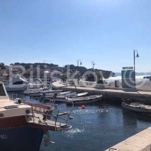 Prodaja,Sumartin,autohtona kamena kuća uz more,na građevinskoj parceli