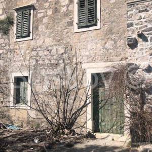 Prodaja,Sumartin,autohtona kamena kuća uz more,na građevinskoj parceli
