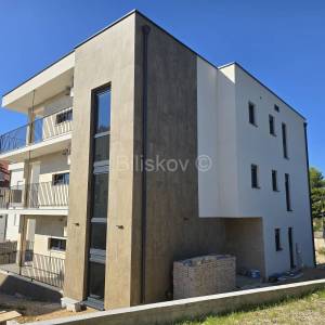 Prodaja,zgrada s 3 stana,Rogoznica