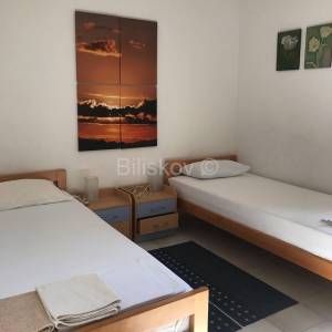 Prodaje se apartmanska kuća uz more – Mirca, otok Brač