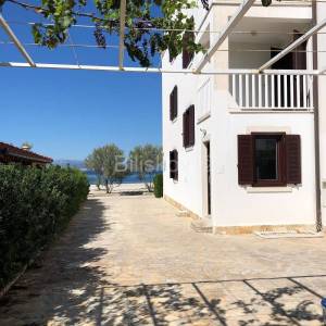 Prodaje se apartmanska kuća uz more – Mirca, otok Brač