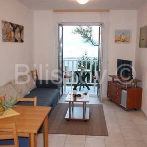 Prodaje se apartmanska kuća uz more – Mirca, otok Brač