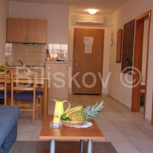 Prodaje se apartmanska kuća uz more – Mirca, otok Brač