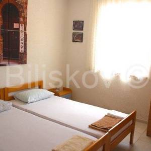 Prodaje se apartmanska kuća uz more – Mirca, otok Brač