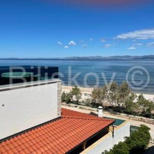 Prodaje se apartmanska kuća uz more – Mirca, otok Brač