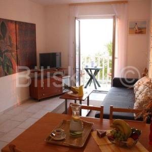 Prodaje se apartmanska kuća uz more – Mirca, otok Brač