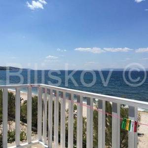 Prodaje se apartmanska kuća uz more – Mirca, otok Brač