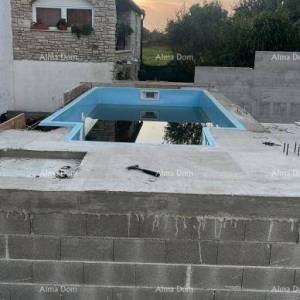 Prodaje se  atraktivna kuća u visokoj fazi gradnje, blizu Kanfanara