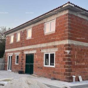 Prodaje se  atraktivna kuća u visokoj fazi gradnje, blizu Kanfanara