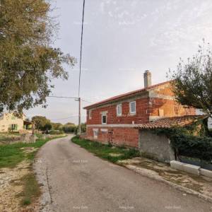 Prodaje se  atraktivna kuća u visokoj fazi gradnje, blizu Kanfanara