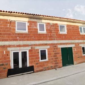 Prodaje se  atraktivna kuća u visokoj fazi gradnje, blizu Kanfanara