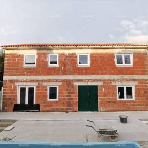 Prodaje se  atraktivna kuća u visokoj fazi gradnje, blizu Kanfanara