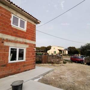 Prodaje se  atraktivna kuća u visokoj fazi gradnje, blizu Kanfanara