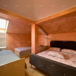 Prodaje se  dvoetažni stan, Medulin. Lokacija odlična, idealno za obitelji sa malom djecom. U neposrednoj blizini igralište za ...