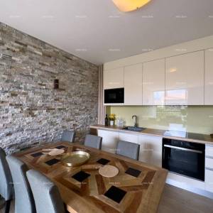 Prodaje se  dvoetažni stan, Medulin. Lokacija odlična, idealno za obitelji sa malom djecom. U neposrednoj blizini igralište za ...