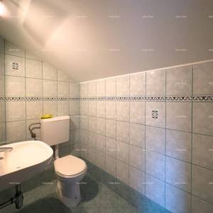 Prodaje se  dvoetažni stan, Medulin. Lokacija odlična, idealno za obitelji sa malom djecom. U neposrednoj blizini igralište za ...