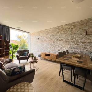 Prodaje se  dvoetažni stan, Medulin. Lokacija odlična, idealno za obitelji sa malom djecom. U neposrednoj blizini igralište za ...