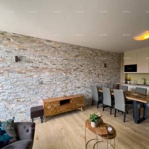 Prodaje se  dvoetažni stan, Medulin. Lokacija odlična, idealno za obitelji sa malom djecom. U neposrednoj blizini igralište za ...