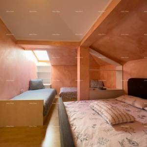 Prodaje se  dvoetažni stan, Medulin. Lokacija odlična,  idealno za obitelji sa malom djecom. U neposrednoj blizini hotela Arkus...